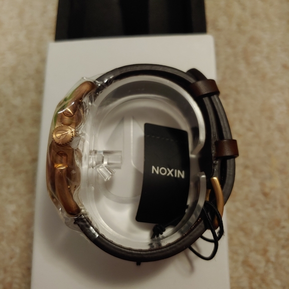 Brand new Nixon C39 leather strap watch - Picture 3 of 4